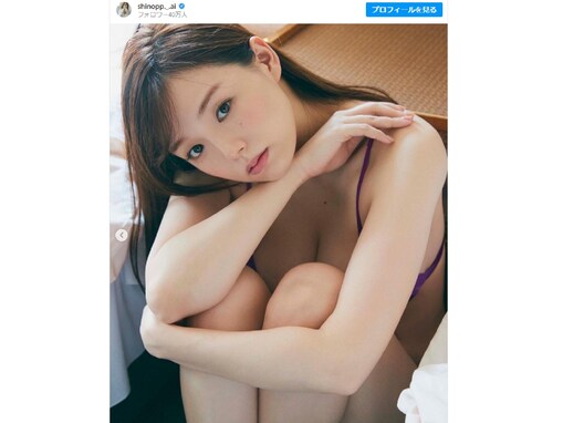 篠崎愛、谷間くっきりセクシーすぎるグラビアショット！ 「安定のナイスボディがさらに進化！」「お尻、最高」