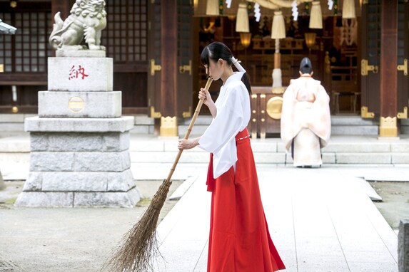 「神様握手してくださいと手を握られて…」「毎回お祓い」経験者が教える巫女バイトの裏情報