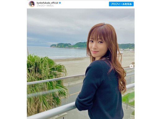 深田恭子、約半年ぶりにインスタ更新！ 海での振り返り美人ショットに「相変わらずお綺麗です」と大反響