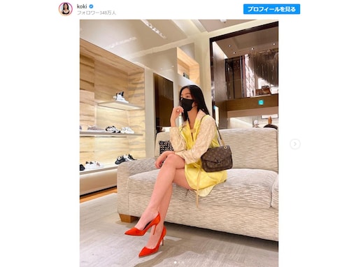 Koki,、ルイ・ヴィトンで圧巻の美脚を披露！ ミニ丈ワンピースで色っぽい雰囲気のプライベートショット
