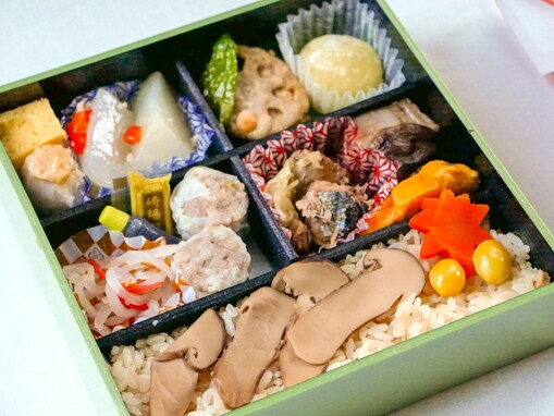 崎陽軒のちょっぴり豪華なお弁当！ 秋の味覚満載「松花堂弁当～松茸ごはん～」を食べてみた