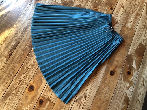 ワークマンの定番「撥水ライトプリーツスカート」に新色グリーンがお目見え！ 秋らしくシックに使えそう