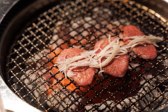 「レモンで網をこすると焦げが取れる」「焼肉食べ放題でお得なのは…」元焼肉屋バイトに聞いた裏知識