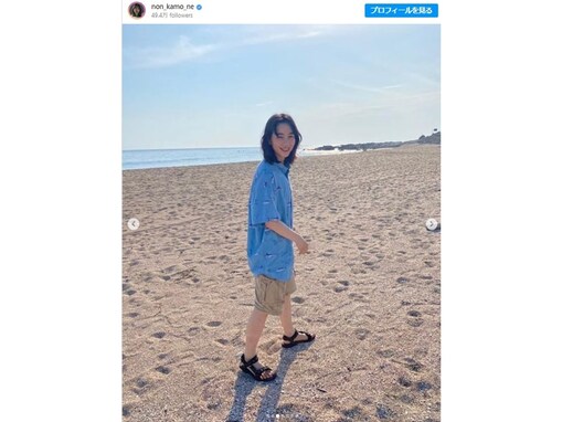 のん（能年玲奈）、ボーイッシュな短パン姿で浜辺を全力疾走するおちゃめショットに「可愛すぎる決定的瞬間」