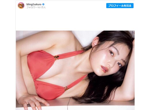 「違う人みたい！」井上咲楽、胸元あらわで色っぽい表情のグラビアショット！ 「綺麗やなぁ」と大反響