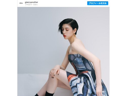 三吉彩花、デコルテや美脚あらわな露出多めのドレス姿を披露！ 透き通るような白い肌が目を引く