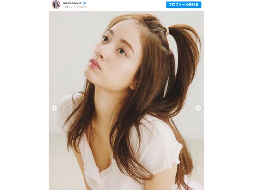 谷まりあ、谷間ちらりのオフショットに「すごく挑戦的な写真ですね」「めっちゃセクシーショット」と反響！