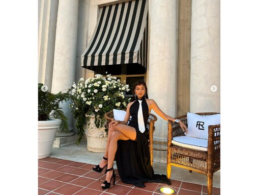 ローラ、太ももあらわな“大胆すぎる”ドレスショット！ 「オーラがすごい」「ホントにスーパーモデルだ」