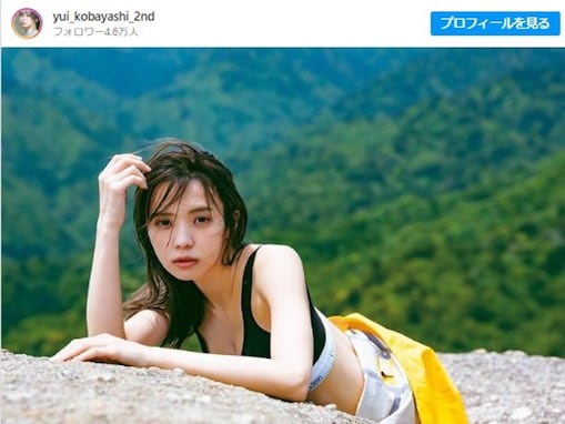 櫻坂46・小林由依、谷間ちらり＆美くびれの色気全開ショット公開！ 「かっこエロい」「お美しい」