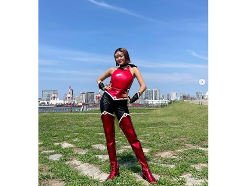 「足の長さがヤバイ」王林、スタイル抜群のヒーロースーツ姿公開！ 「カッコいい！！走るの早っ、さすが！」