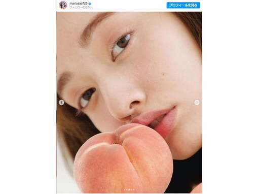 「顔面国宝すぎる」谷まりあ、桃にキスするドアップショット披露！ 「お肌の質感最高」「桃になりたい」