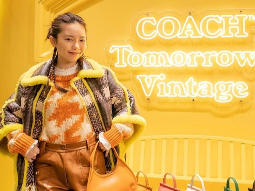 島崎遥香、デコ出しのショーパン姿で美脚を披露！ COACH店内でスタイリッシュな暖色系コーデのファッション