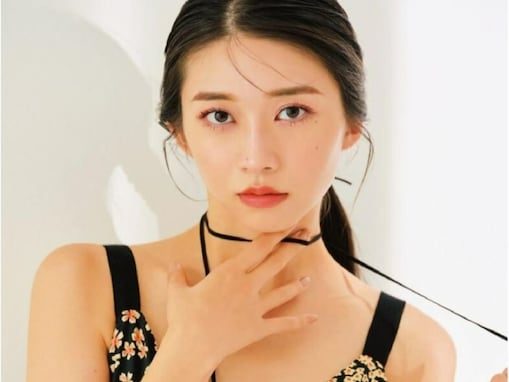 モー娘。牧野真莉愛、胸元ちらりな大人ファッション披露！ 「美しすぎる」「色気がたまりません」