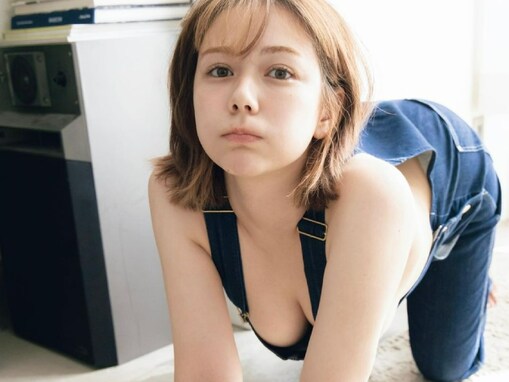 村重杏奈、四つんばいポーズで“大きい胸”の谷間あらわに！ 「マジでたまらん」「なにーこのセクシーショット」