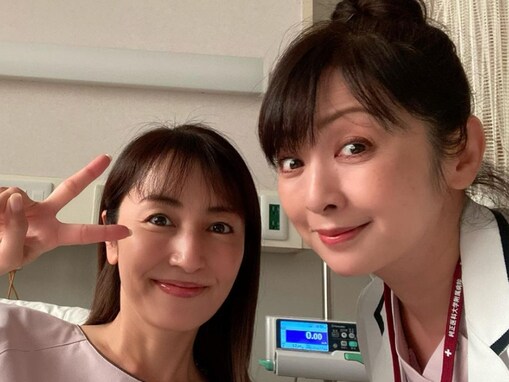 矢田亜希子、女医姿の斉藤由貴との豪華ツーショット公開！ 「美人過ぎるお二人」「2人ともまだまだ若い」
