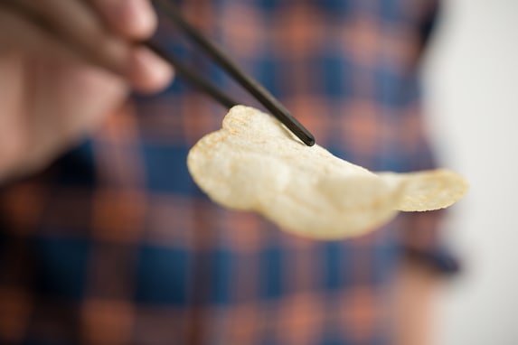 ポテトチップスをお箸で食べる人が増えているってホント？ アンケートで明らかになった明確な世代差について、カルビーに聞いてみた