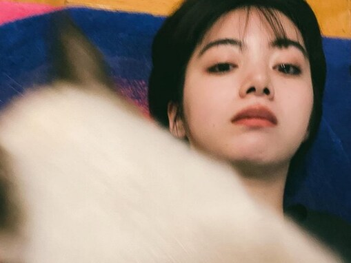 「猫よ…」池田エライザ、「BLACKPINK」のグッズを着用し躍動感あふれる愛猫とツーショット！ 
