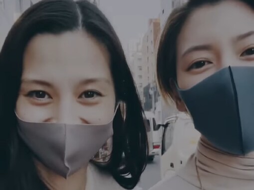 三吉彩花、中条あやみとの“ラブラブ”プライベート動画!? 肩に腕を回し密着しながら街を歩く美女2人