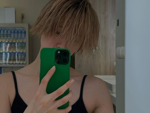 三吉彩花、イケメンすぎる金髪ショートヘア公開！ キャミ＆ジャージ姿で肌をちら見せする色っぽい雰囲気