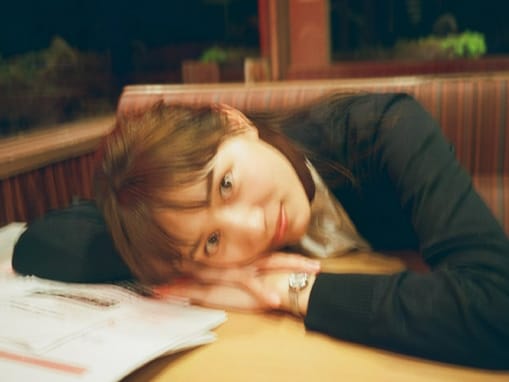 川口春奈、恋人役・鈴鹿央士が撮影したドラマ『silent』オフショット公開！ 「ブレてても可愛いって何」