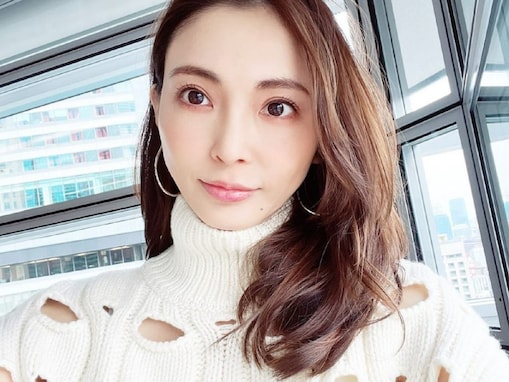 押切もえ、穴だらけセーター姿で肌をちら見せ！ 「お…お美しい～～～」「メイクも髪型も衣装も可愛いです」