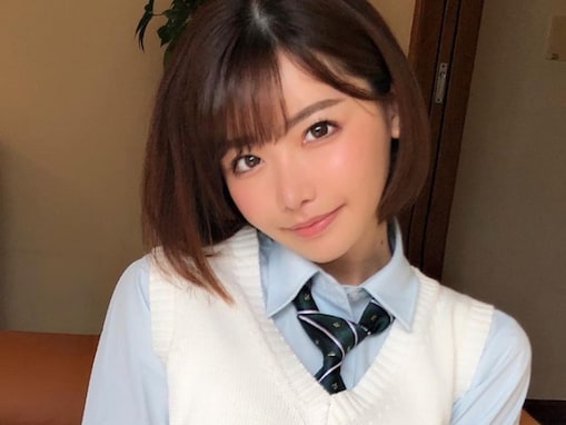 深田えいみ、太ももあらわなミニスカ制服姿を披露！ 「このスタイルが最高!」「制服がこんな似合う人いない」