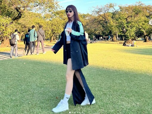 井手上漠、腹ちら＆生脚あらわな濃いめメイク姿に「5枚目エッチすぎません？」「ほんっとに美人さん」の声