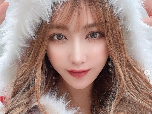 「今世紀最強の美人」てんちむ、胸元あらわなセクシーショット＆サンタコスプレに「めっちゃ大人っぽい」