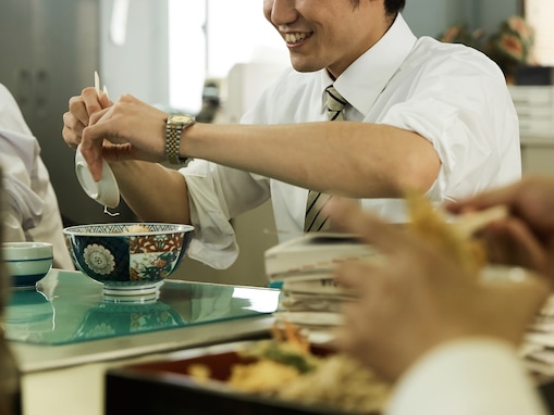 「出社初日、出前で特上天丼を頼んでやらかし…」先に教えてほしかった、新卒時代の気まずいエピソード