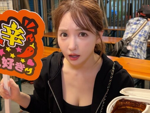 三上悠亜、激辛フェスで汗だくだく涙目の胸元ちらりな姿を披露！ 「それでもカワイイってなんなん」