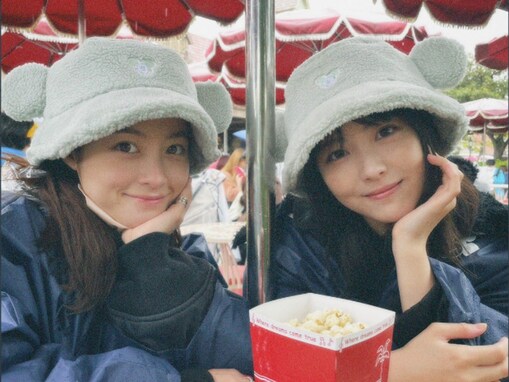 橋本環奈＆浜辺美波、雨の中ディズニーランドを満喫！ かわいすぎる2ショットに「組み合わせ最強」の声