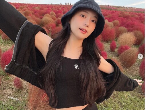 重盛さと美、キャミ姿で腹ちら＆脇見せショット披露！ 「天使が舞い降りてきた」「とても画になります」