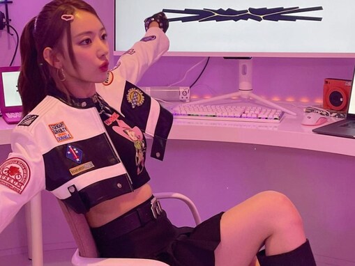 宮脇咲良、ガーリーショット＆美脚あらわなミニスカ姿を披露！ 「可愛すぎて癒されました」「ギャルい」