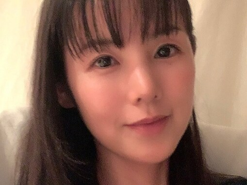 小西真奈美、44歳の“ほろ酔い”最新ショット公開！ 「全く変わらない透明感」「いくつになっても綺麗」