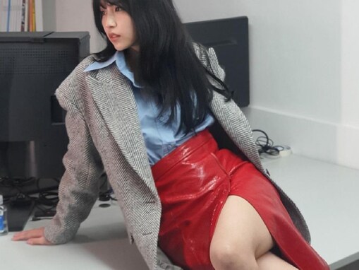 TWICE・ミナ、深すぎスリットから太もも大胆あらわ！ 「えっと本当にやばすぎる」「ほんとスタイルいい」