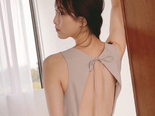 「何という美しさ」松井玲奈、背中あらわなワンピース姿を披露！ 「この表情マジ最高」「背中めっちゃ綺麗」