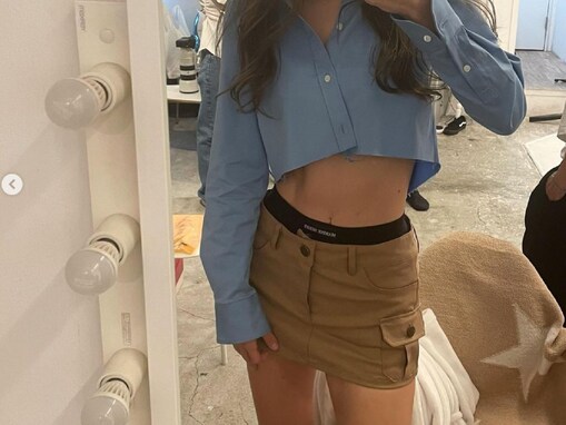 マギー、超ミニ丈コーデで美脚＆腹筋あらわに！ 「めちめちかわいい　スタイル良すぎ！」「腹筋、セクシー」