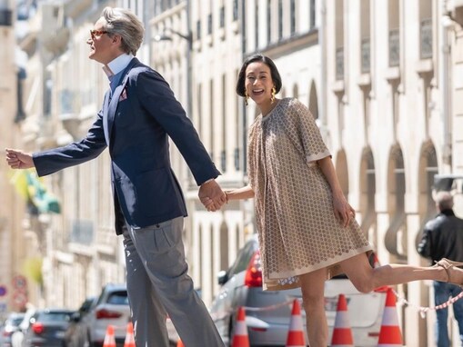 中村江里子、ミニ丈ワンピの美脚ショット！ 「7年前も今も引き締まった脚が綺麗」「映画のワンシーンみたい」