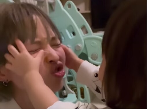 最上もが、1歳娘とのほっこり動画公開！ 「可愛すぎ罪で逮捕」「完全に娘のおもちゃと化しとる。。」