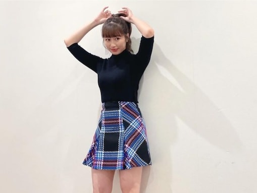 「さすがにこれは天才すぎる」ももクロ佐々木彩夏、超ミニスカで美脚を披露！ 「脚なっが」「スタイル良すぎ」