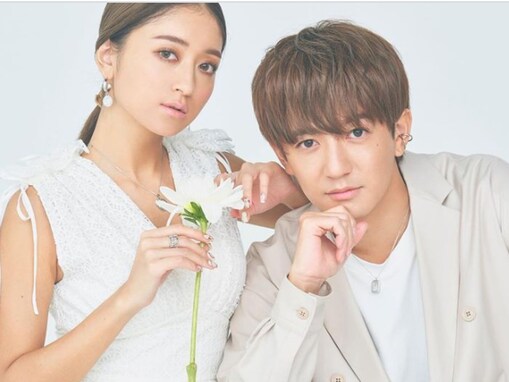 みちょぱ、夫・大倉士門との“白コーデ”ツーショット！ 「こっちまで幸せな気持ちに」「美男美女すぎる」