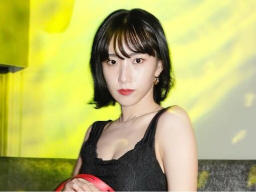 浅野忠信の妻・中田クルミ、胸元ちらりな露出多めコーデ披露！ 「めっちゃカッコいい」「靴すげー」