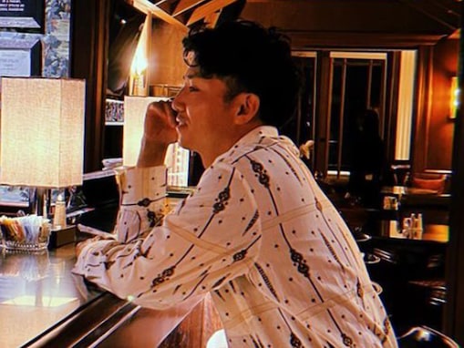 「キムタクに見えました」ピース綾部、ロッジで“おしゃれすぎる”ショット！ 「めっちゃ絵になってる」