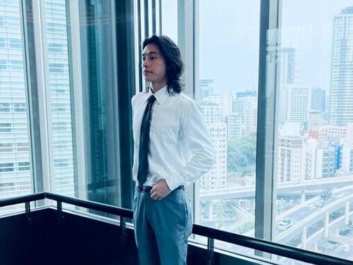 山崎賢人、レアなスーツ姿に「スタイル良すぎ」「全部かっこいい」の声