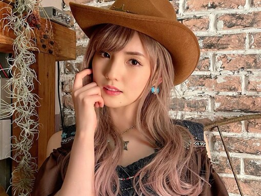 道重さゆみ、“カウガール風”金髪ギャルに大胆イメチェン！ 「ちょっと可愛すぎません？」「なんでも似合ってしまう」