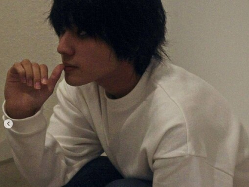 荒木飛羽、クオリティ高すぎ『DEATH NOTE』Lのコスプレ披露！ 「すごい！松ケン以上のLはいないと思っていた」