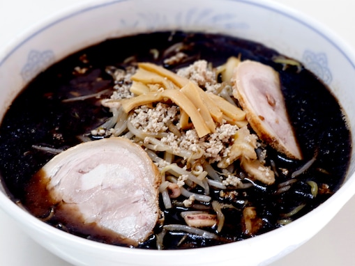 黒いスープが丼を覆う！ 札幌ブラックの草分け的存在「名人の味 爐」が新横浜ラーメン博物館へ