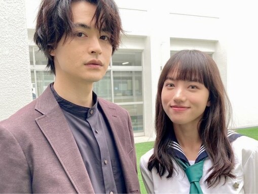 清原果耶、セーラー服で瀬戸康史と美男美女ツーショット！ 「この写真ドキドキします」「制服似合いすぎ」