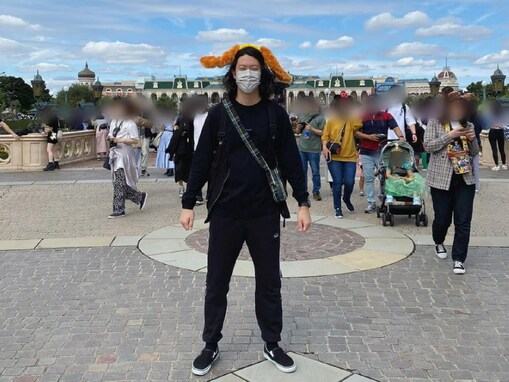 粗品、ディズニー感のない写真にツッコミ殺到！ 「なんか踏ん張ってて草」「ディズニー分かりずらw」