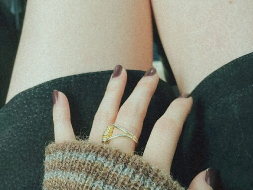 鈴木愛理、すべすべの生脚ドアップ写真にファン歓喜！ 「ファン至福のひととき」「生脚セクシーですよ」